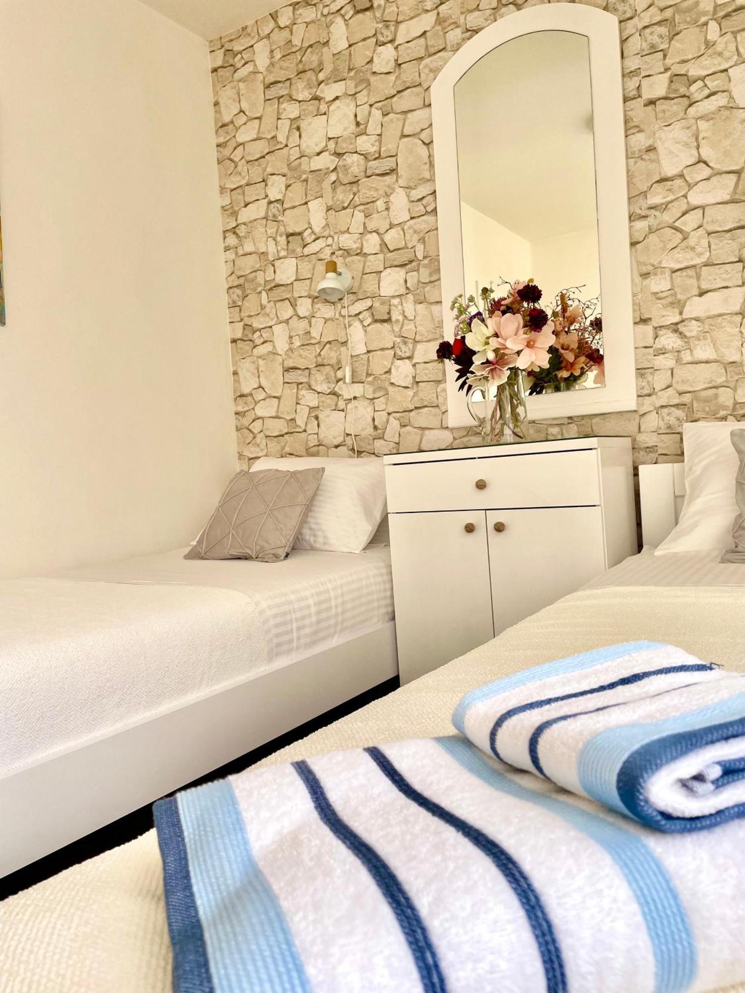 Dinka Old Town Apartment With Sea View 特罗吉尔 外观 照片