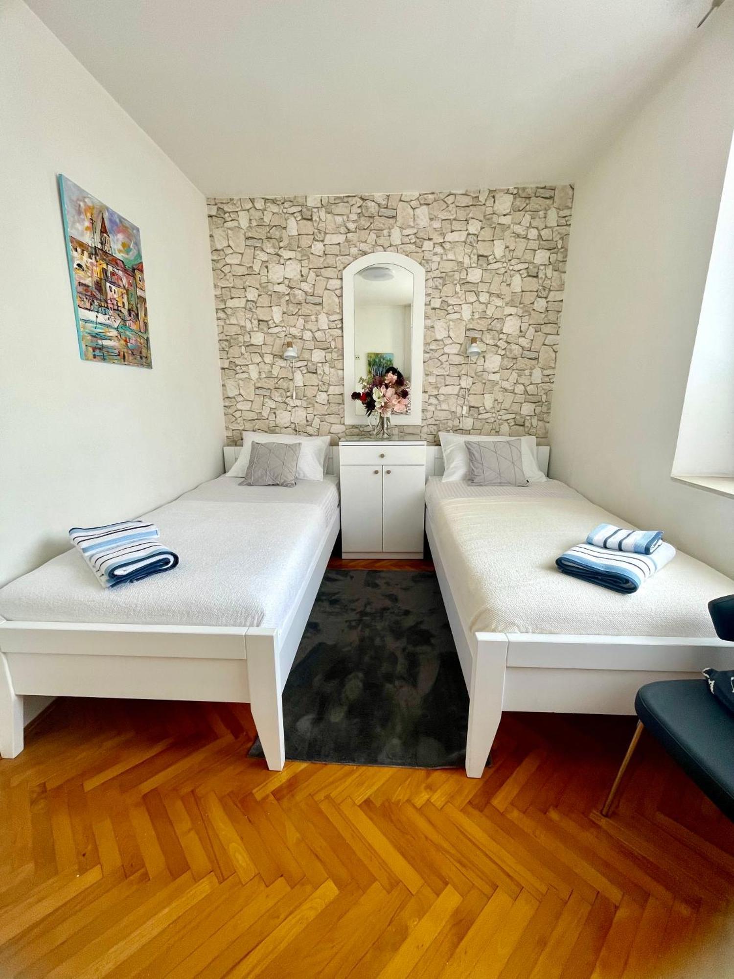 Dinka Old Town Apartment With Sea View 特罗吉尔 外观 照片